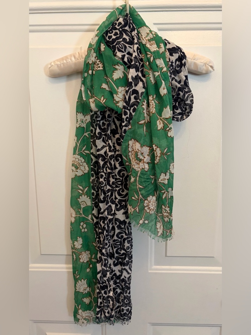 🌿Banana Republic Botanical Green Floral & Navy Damask Scarf🌿2016/2017